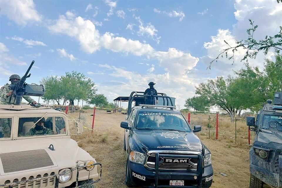 Elementos de Fuerza Civil, la Guardia Nacional y la Sedena acudieron a la zona donde fueron abatidos los 12 sicarios.