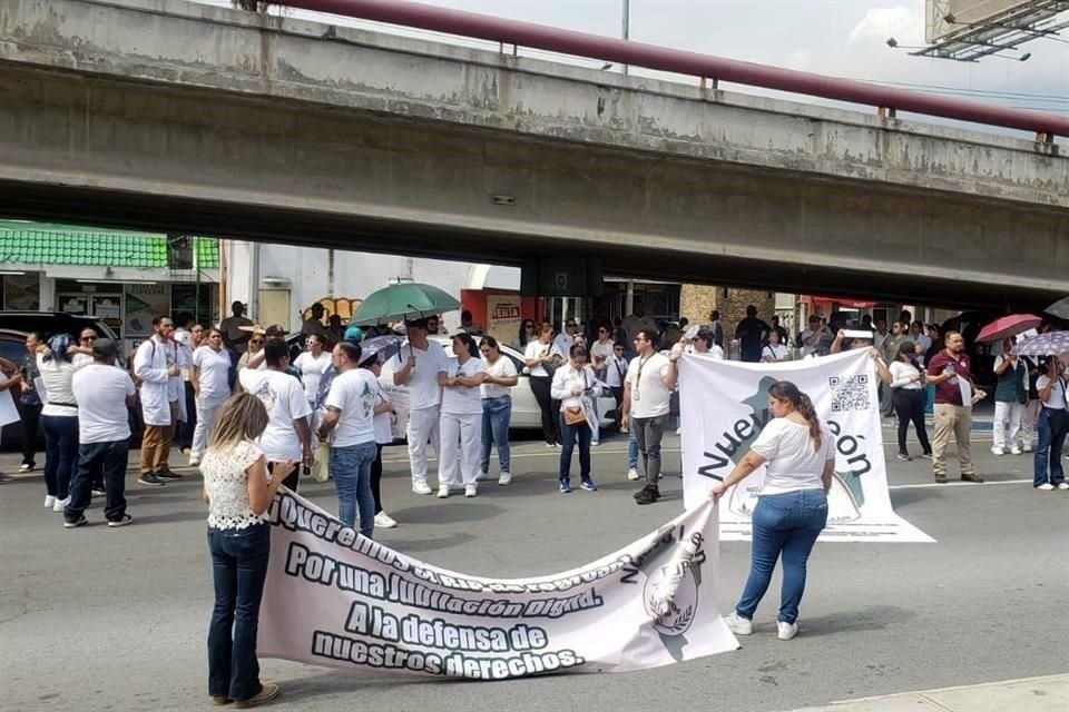En su mayoría vestidos de blanco, cargaban cartelones y pancartas con la leyenda '¡Queremos el RJP de regreso!''.