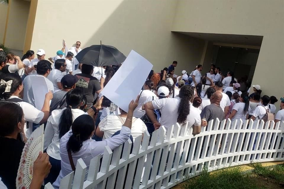 En su mayoría vestidos de blanco, cargaban cartelones y pancartas con la leyenda '¡Queremos el RJP de regreso!''.