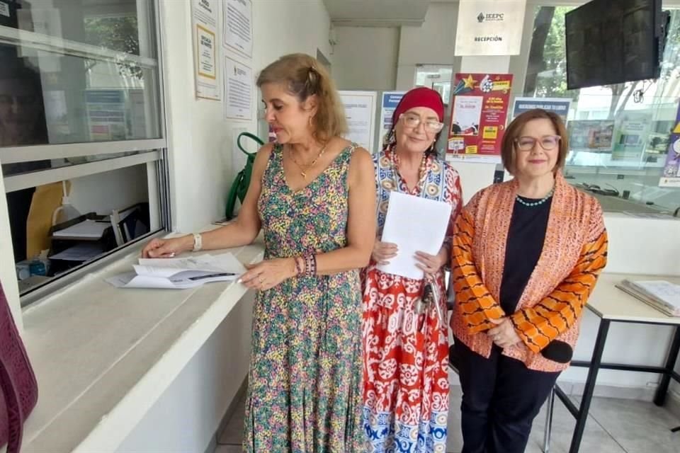 Las ciudadanas Gabriela de la Paz Meléndez, Liliana Flores Benavides y María Elena Assad Canavati acudieron a formalizar la denuncia.