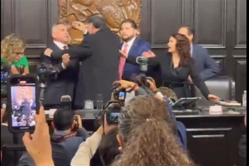 El priista Alejandro Moreno presentó una denuncia luego de la pelea que protagonizó junto con el morenista Gerardo Fernández Noroña, donde su colaborador Emiliano González resultó con lesiones.