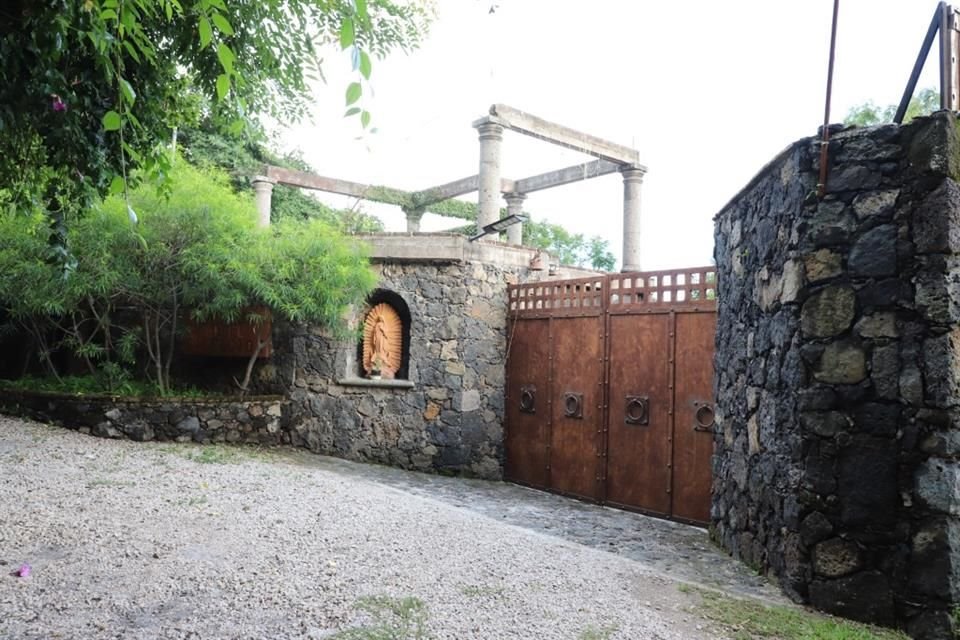 Así es la fachada de la propiedad de Noroña en Tepoztlán, Morelos.