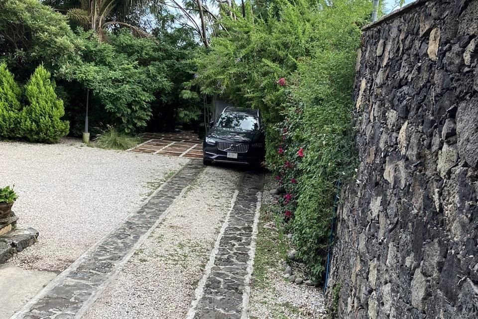Así se observa en la propiedad la camioneta Volvo, color negro, la cual Noroña ha presumido por ser 'la más segura'.