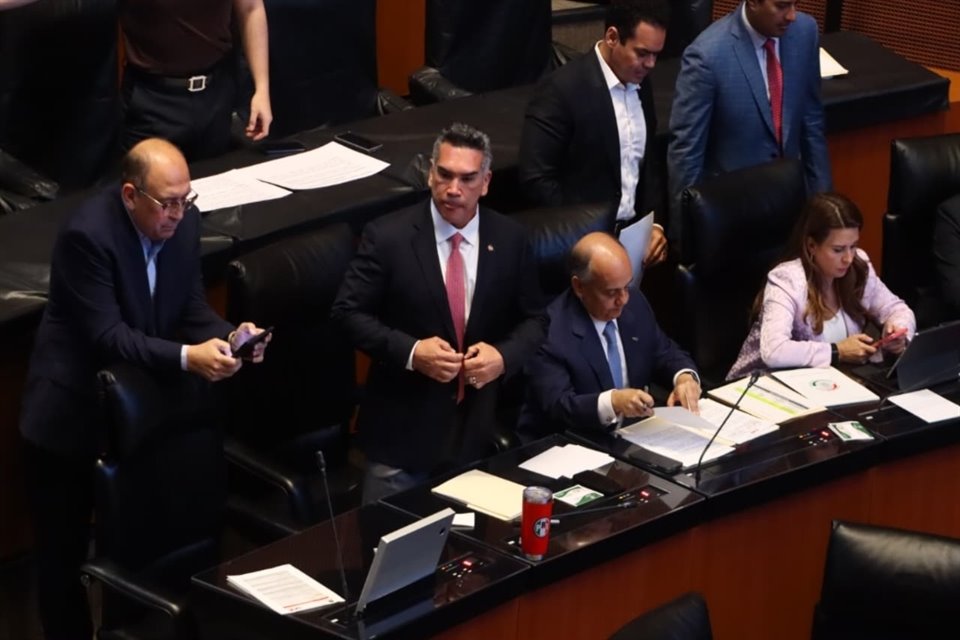Noroña leyó un pronunciamiento en el que demandó al PRI detener sus acciones violentas.