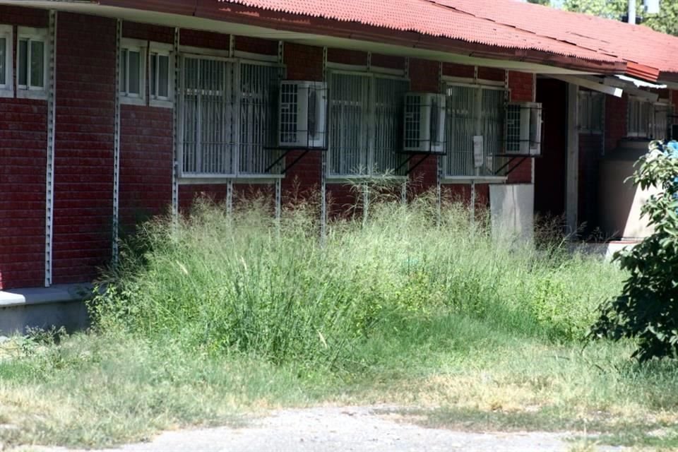 Algumas escolas estão sem energia elétrica devido a fiação danificada e danos em salas de aula e paredes, colocando alunos e professores em risco.