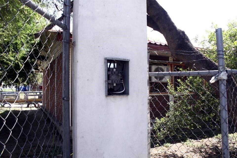 Algumas escolas estão sem energia elétrica devido a fiação danificada e danos em salas de aula e paredes, colocando alunos e professores em risco.