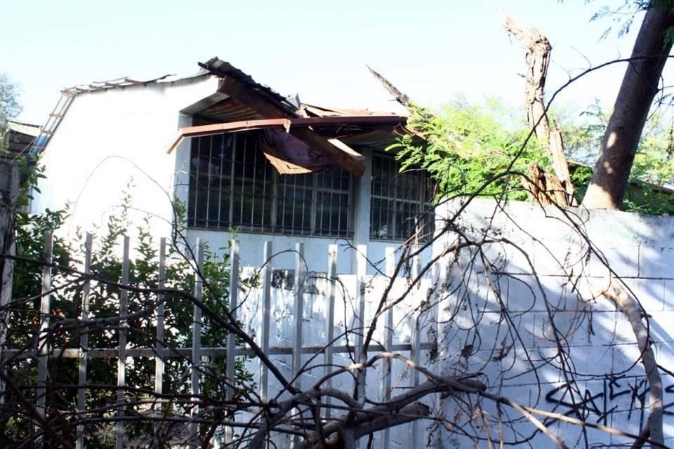 Algumas escolas estão sem energia elétrica devido a fiação danificada e danos em salas de aula e paredes, colocando alunos e professores em risco.