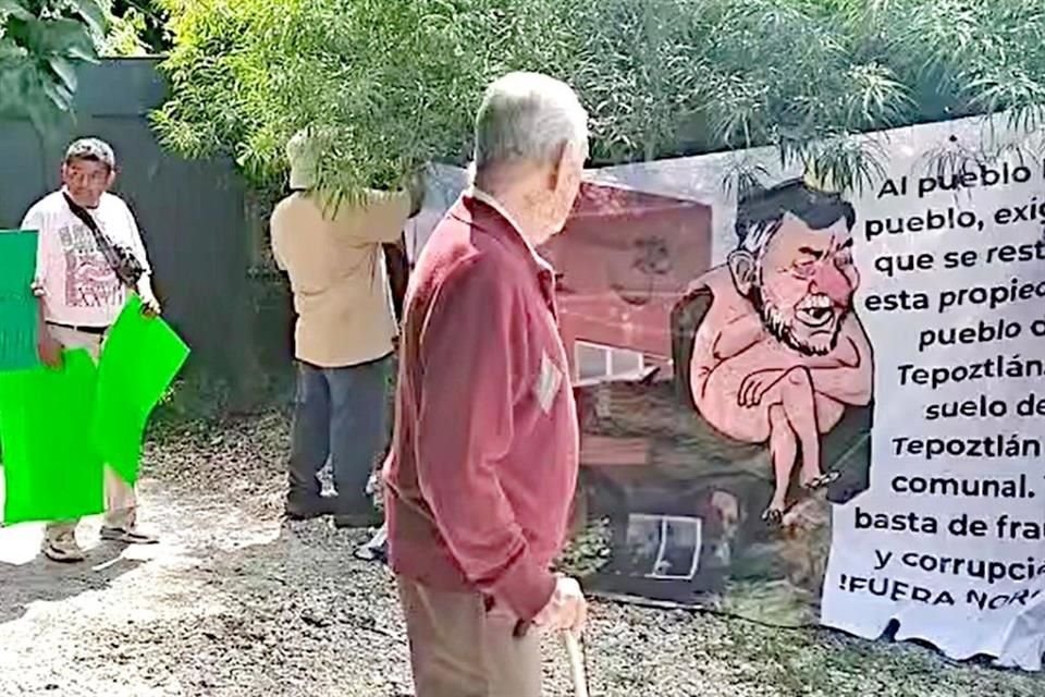 Жители Тепостлана, Морелос, вчера провели демонстрацию с транспарантами и плакатами перед домом Нороньи площадью 1200 квадратных метров, предположительно стоимость которого составляет 12 миллионов песо.