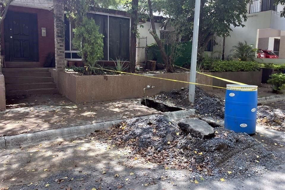z Por la reparación de una tubería de drenaje, AyD dejó trabajos a medias en la calle Berna y Paseo de Varsovia, en el sur de Monterrey.