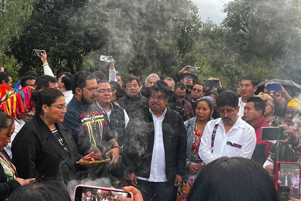 Representantes de comunidades indígenas 'consagran' bastones de mando en Cuicuilco para ministros; Hugo Aguilar fue a ceremonia religiosa.