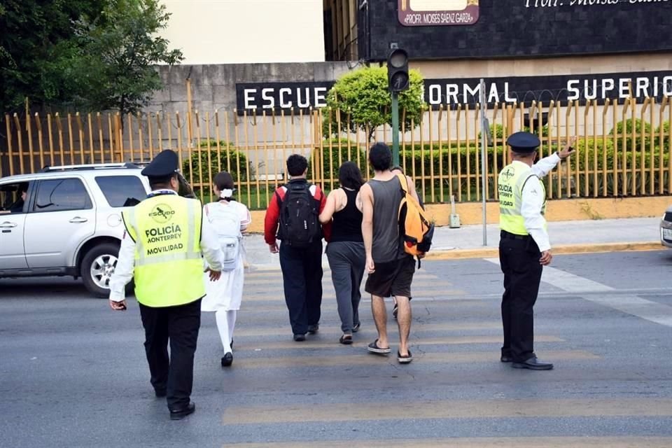  El contraflujo en Morones Prieto se mantuvo a pesar de la apertura de los carriles exprés de Constitución.