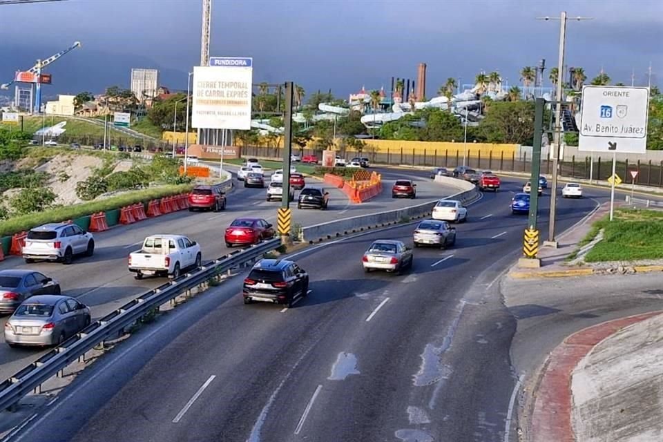  El contraflujo en Morones Prieto se mantuvo a pesar de la apertura de los carriles exprés de Constitución.
