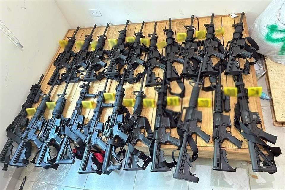Las autoridades localizaron 32 armas largas y cinco cortas.