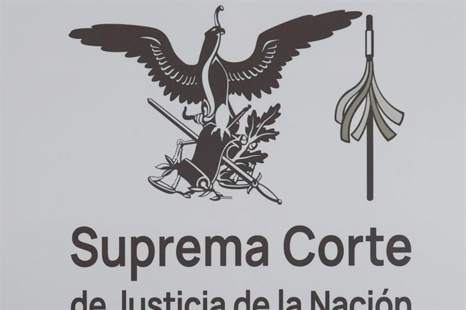 El nuevo emblema de la Corte ya es usado en el templete donde se celebrará la entrega de bastones de mando indígenas a los nuevos ministros.