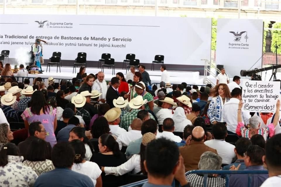 Algunos esperan dormidos, y otros con pancartas alzadas, la ceremonia de entrega de bastones de mando a nuevos ministros de la Corte.