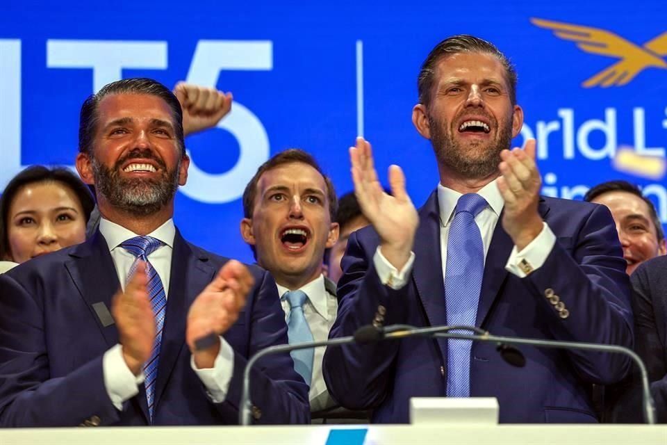 Donald Trump Jr. (à esquerda) e Eric Trump foram cofundadores da World Liberty, agora o bem mais valioso da família.