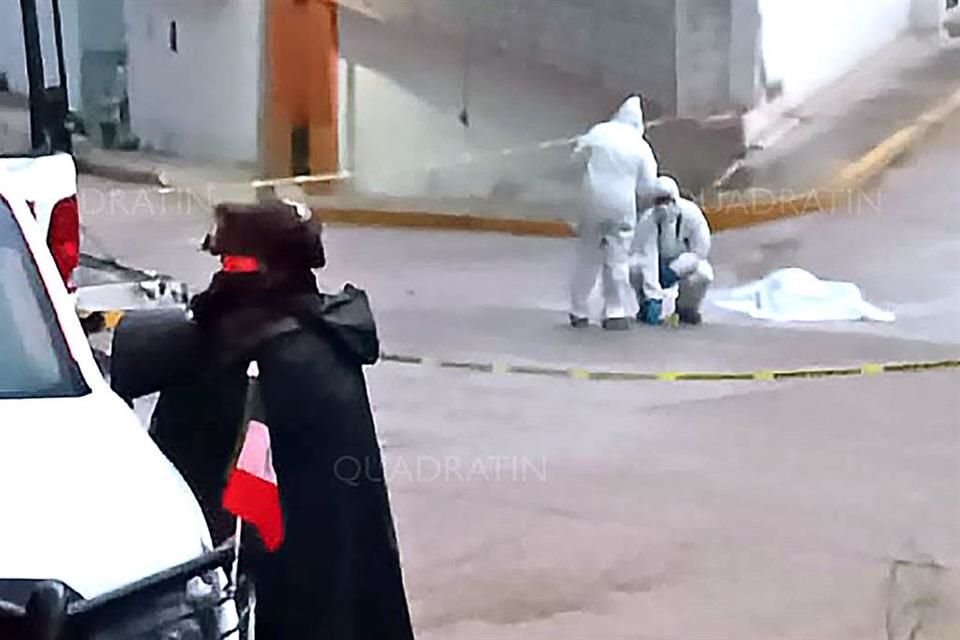 O corpo do oficial foi encontrado na estrada em Tixtla.