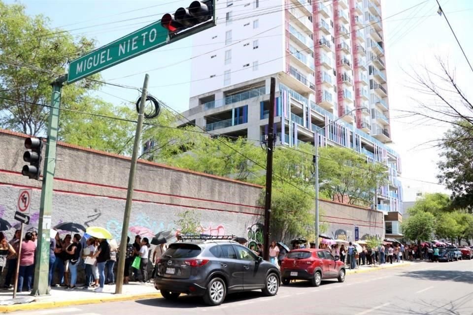 Desde las 8:00 horas las mujeres acudieron a la Maderería La Victoria, ubicada en la Avenida Madero, entre Miguel Nieto y Ramón Corona, a realizar la fila para ser atendidas.