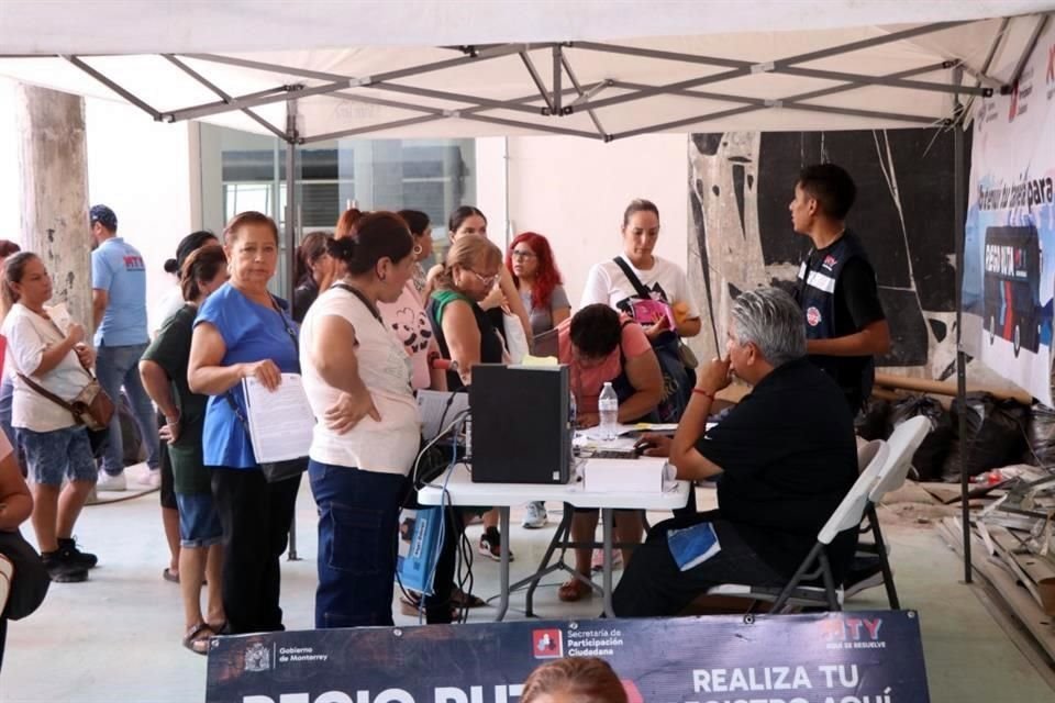 Desde las 8:00 horas las mujeres acudieron a la Maderería La Victoria, ubicada en la Avenida Madero, entre Miguel Nieto y Ramón Corona, a realizar la fila para ser atendidas.