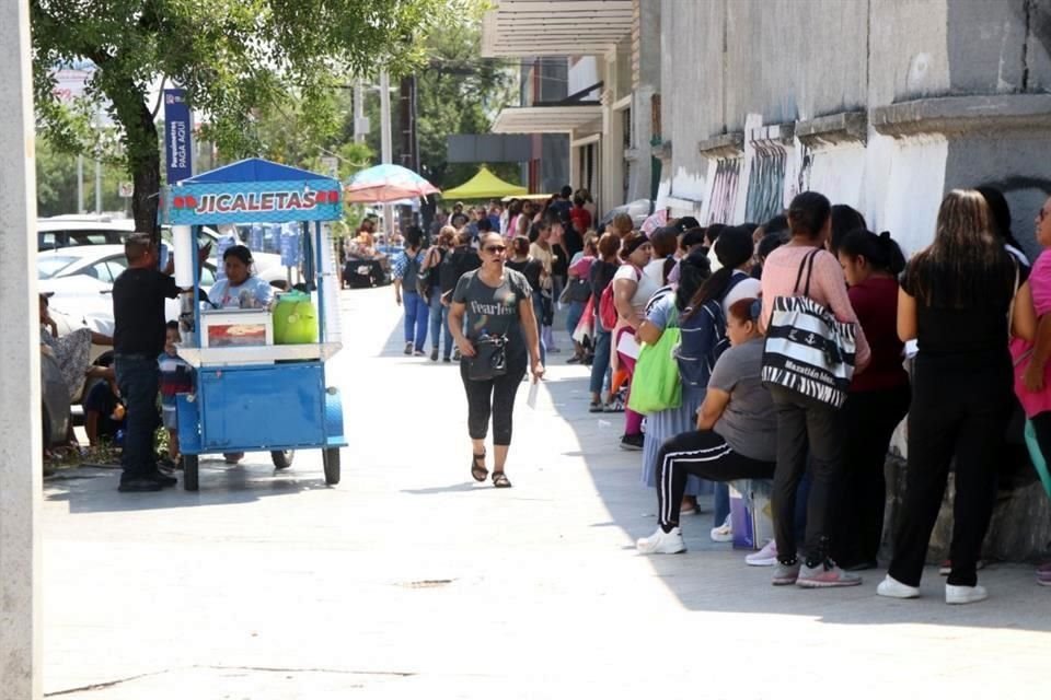 Desde las 8:00 horas las mujeres acudieron a la Maderería La Victoria, ubicada en la Avenida Madero, entre Miguel Nieto y Ramón Corona, a realizar la fila para ser atendidas.