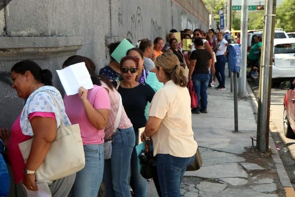 Desde las 8:00 horas las mujeres acudieron a la Maderería La Victoria, ubicada en la Avenida Madero, entre Miguel Nieto y Ramón Corona, a realizar la fila para ser atendidas.