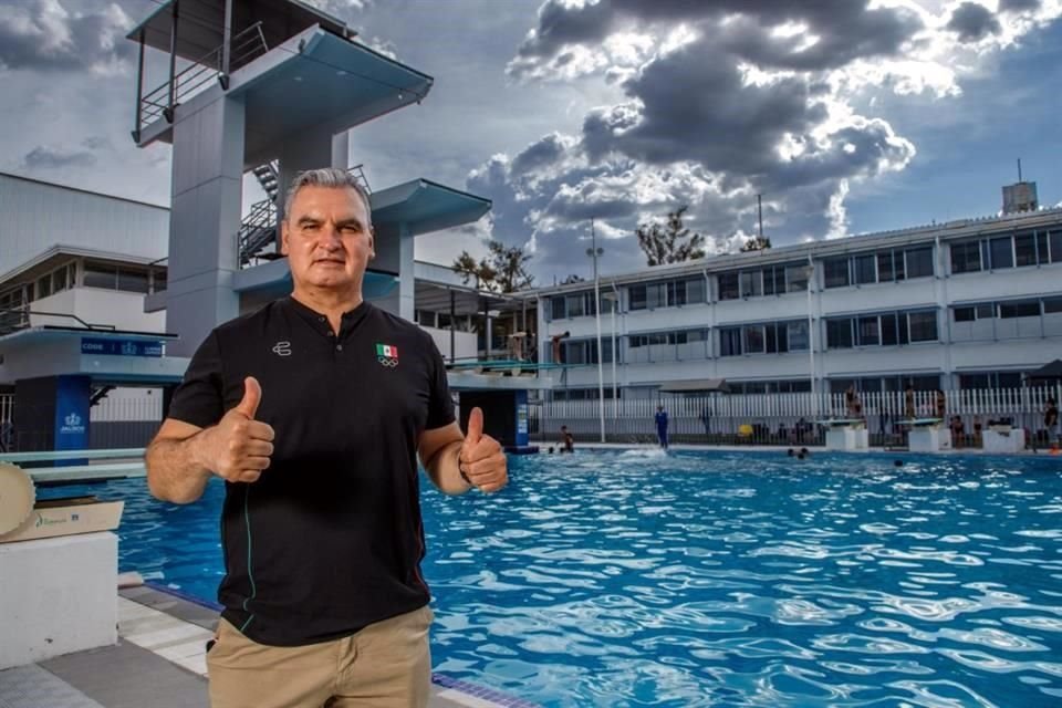 Iván Bautista, entrenador de las gemelas Lía y Mía.