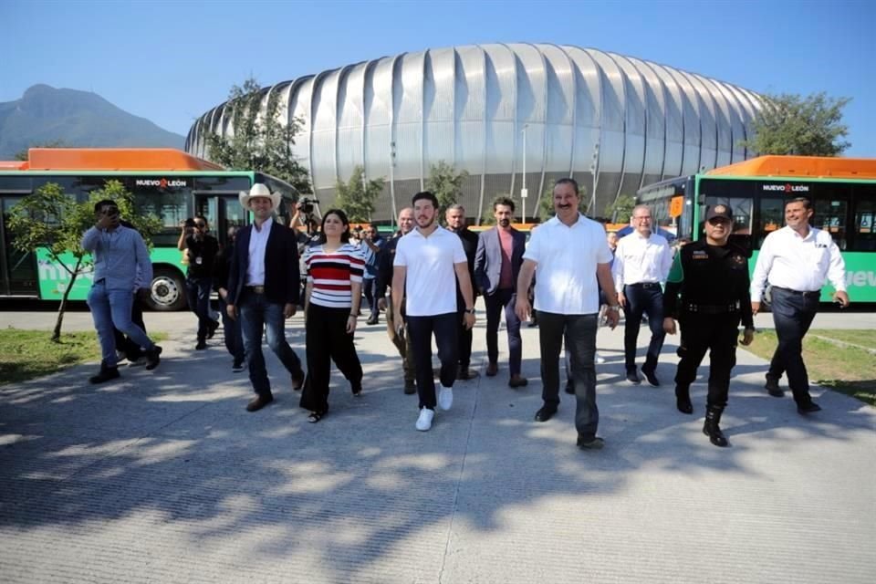La entrega se realizó afuera del Estadio de Rayados.