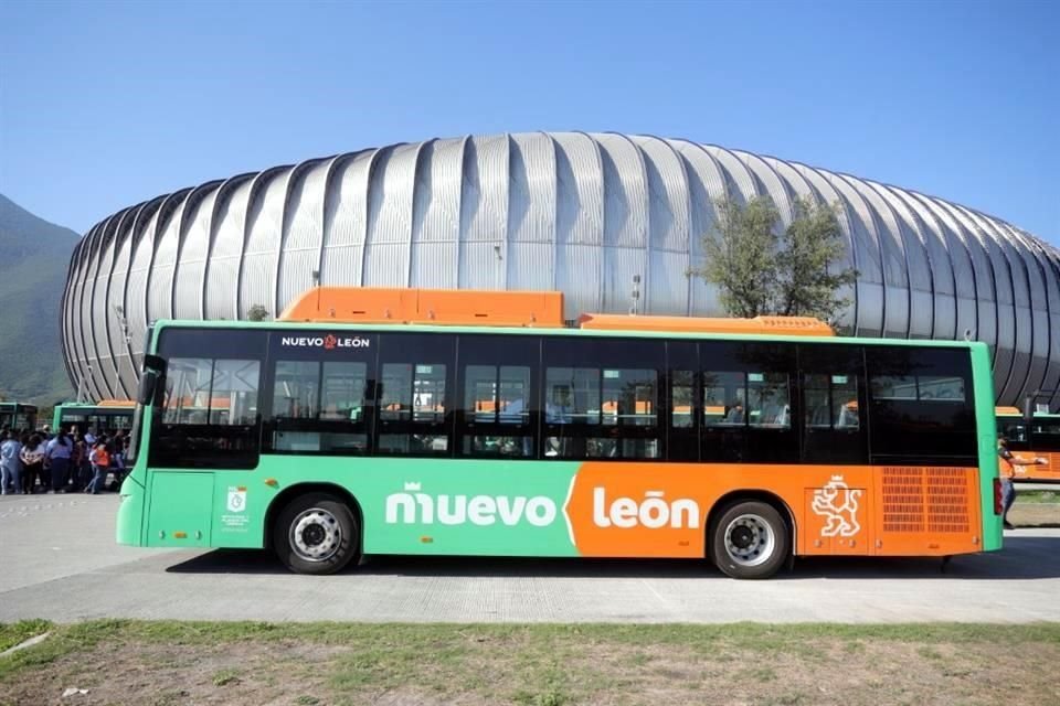 El Gobernador estuvo en la entrega de los camiones.