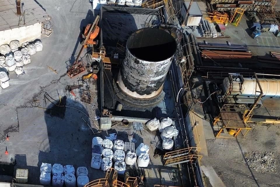 A explosão e o incêndio ocorreram em um tanque de armazenamento.