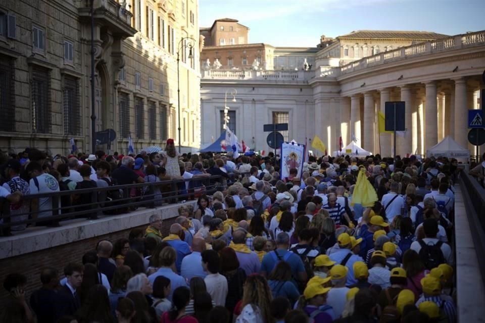 León canonizó a Carlo Acutis, quien murió en 2006, durante una misa al aire libre en la Plaza de San Pedro ante unas 80 mil personas, muchos de ellos millennials y parejas con niños pequeños.