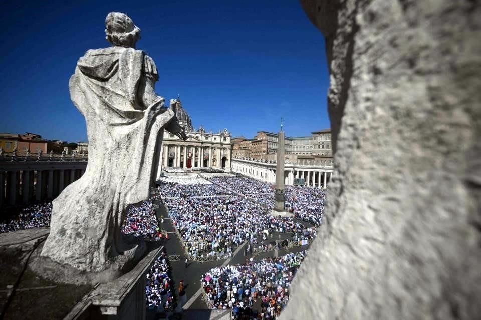 En un discurso improvisado ante la multitud congregada en la Plaza de San Pedro en la apertura del acto, León dijo que Acutis y Frassati eran ejemplos de santidad y de ayuda a los necesitados.