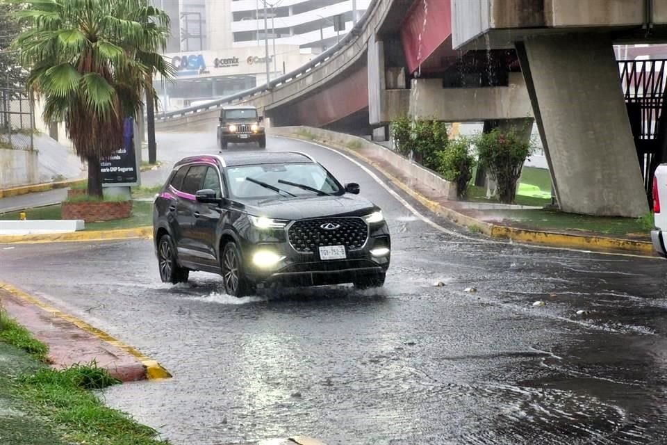 En zonas como Gonzalitos y Constitución se reportaron encharcamientos.