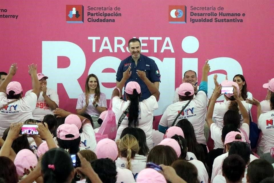 El Alcalde Adrián de la Garza y su esposa, la presidenta del DIF, Gabriela Oyervides iniciaron oficialmente hoy el programa.