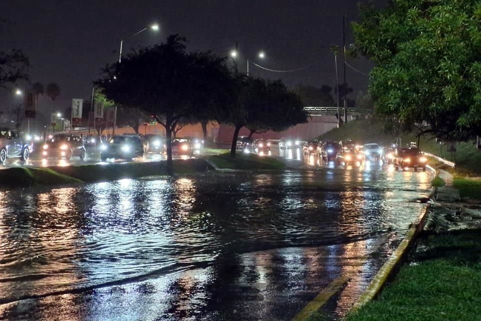 Los automovilistas que circulan por la Avenida Eloy Cavazos y Pablo Livas, en Guadalupe, temen a quedarse atorados por los encharcamientos.