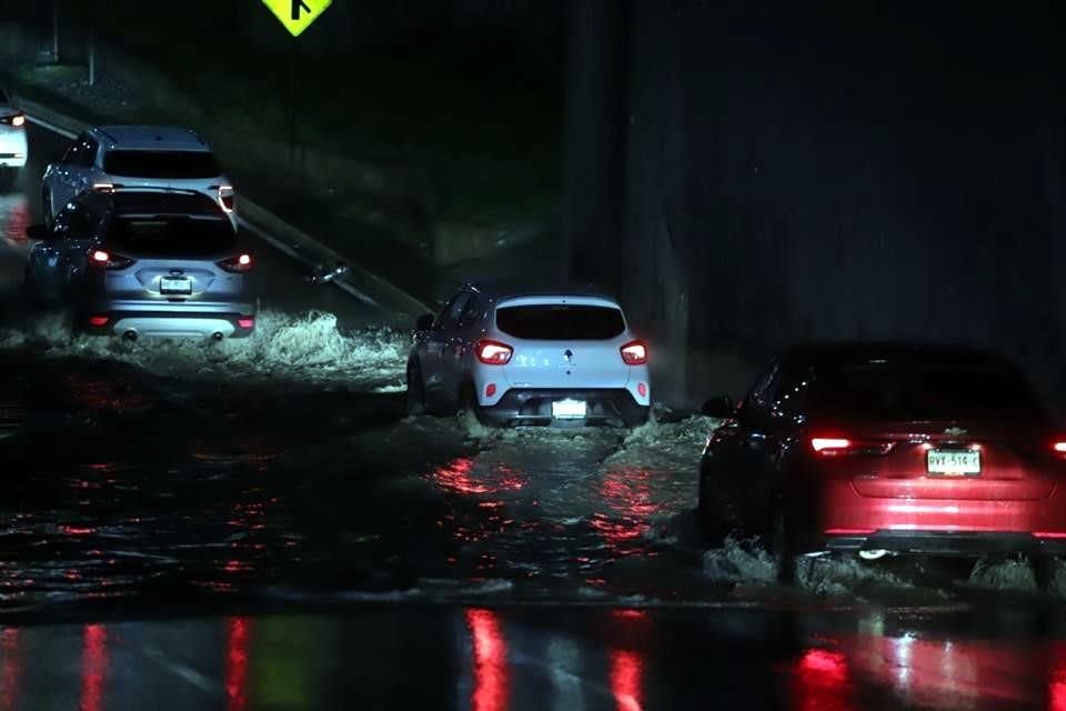Las avenidas que han sido cerradas por encharcamientos son Constitución, en sus cruces con Félix U. Gómez y Fundidora, y Conchello, en sus cruces con San Nicolás y Ruiz Cortines.