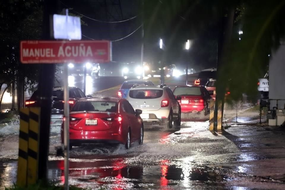 Las avenidas que han sido cerradas por encharcamientos son Constitución, en sus cruces con Félix U. Gómez y Fundidora, y Conchello, en sus cruces con San Nicolás y Ruiz Cortines.
