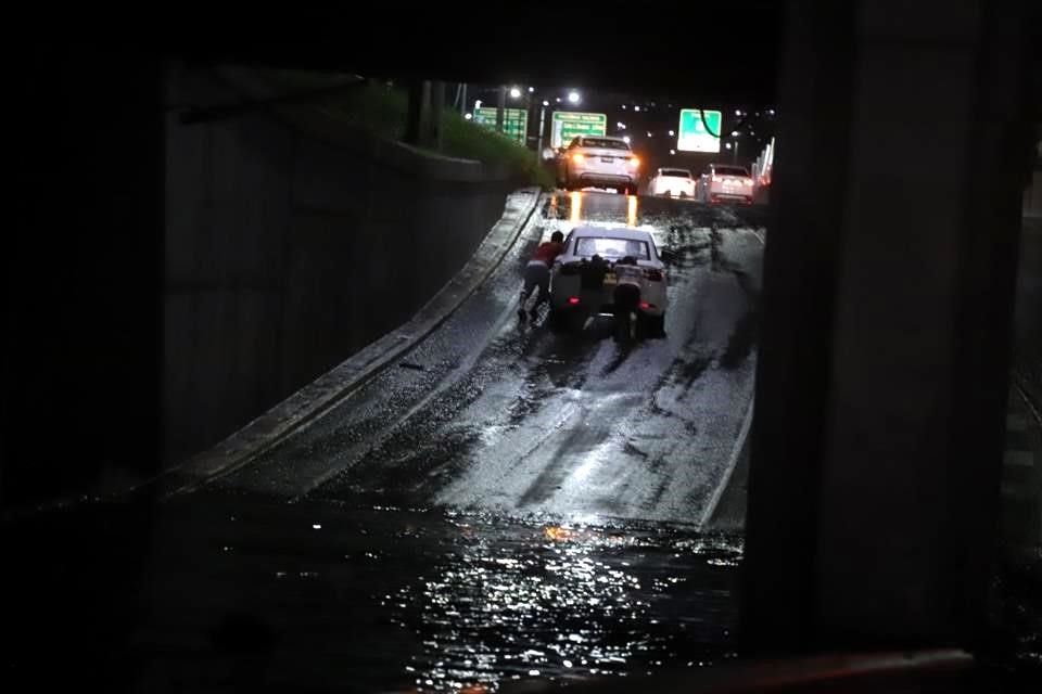 En Constitución y Félix U. Gómez, un hombre tuvo que ser auxiliado por dos conductores luego de que su auto quedara varado.