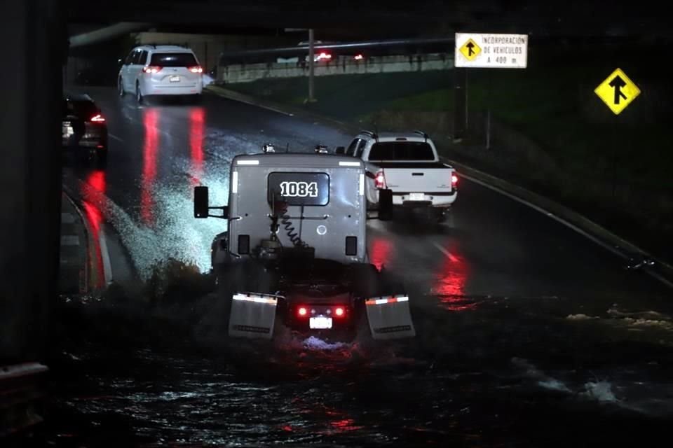Las avenidas que han sido cerradas por encharcamientos son Constitución, en sus cruces con Félix U. Gómez y Fundidora, y Conchello, en sus cruces con San Nicolás y Ruiz Cortines.