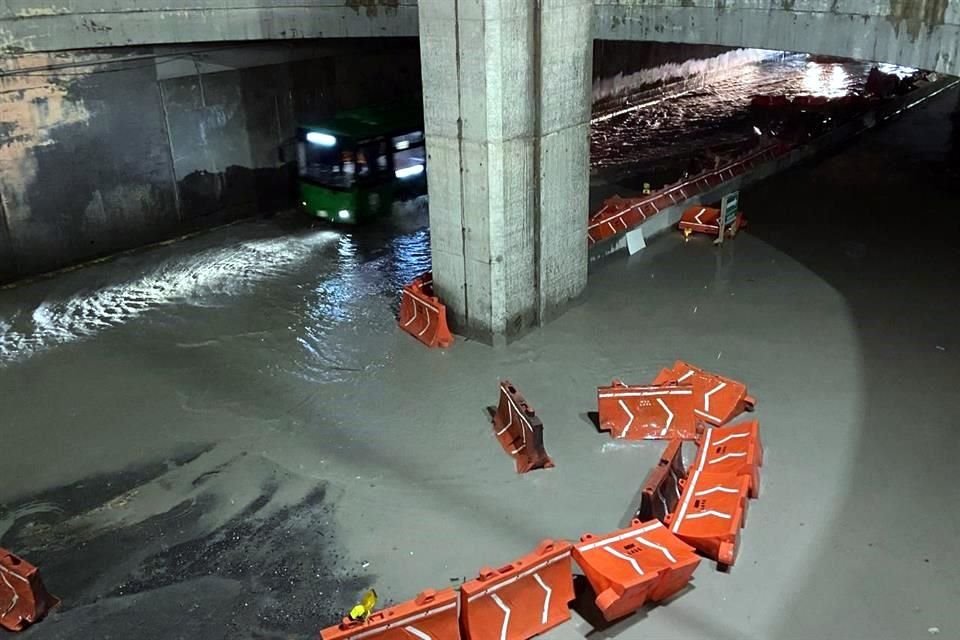 Un cierre reportado fue en la Avenida Miguel Alemán, en el paso deprimido de Las Américas, en dirección a Apodaca.