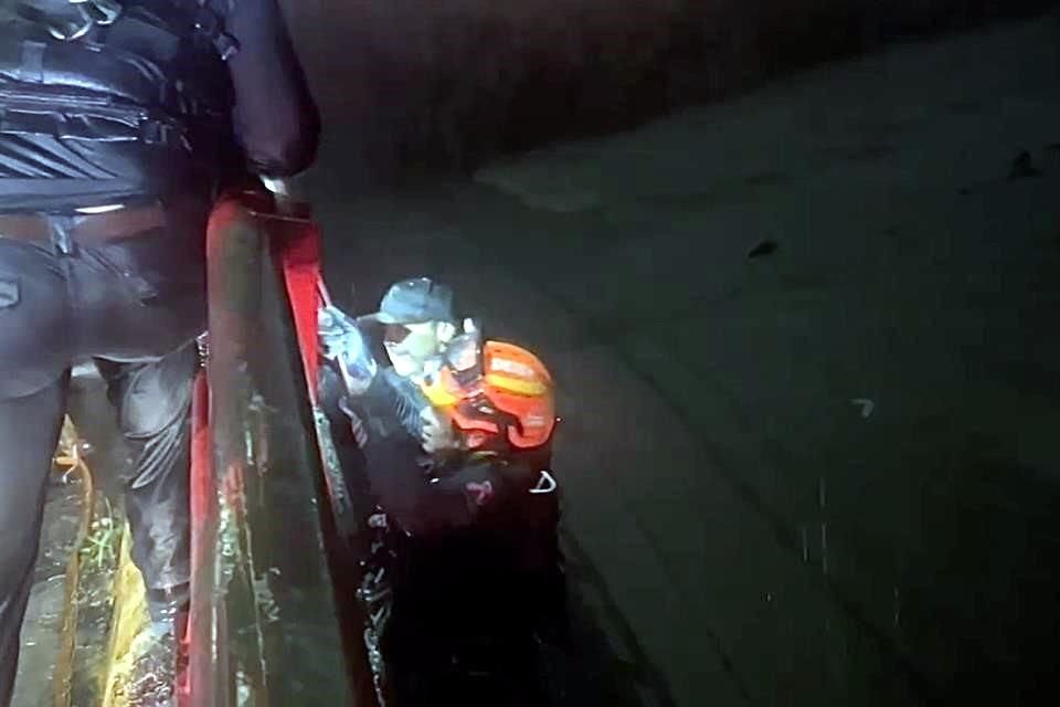 Elementos de Protección Civil rescataron a un hombre a la altura de la Colonia El Sabinal, en Juárez.