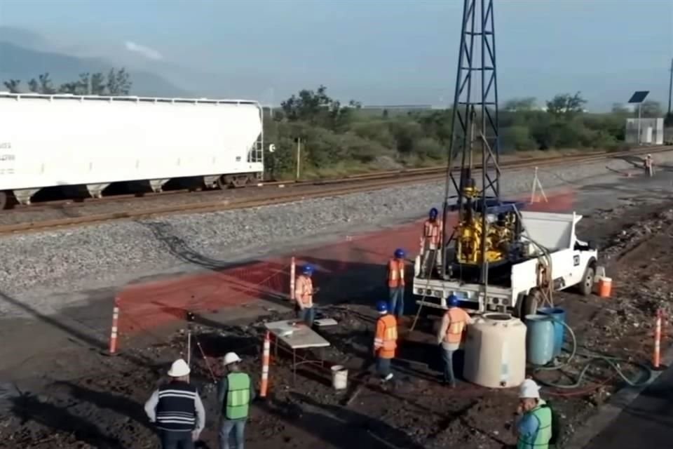 Aparecimento da primeira frente de construção da rota Saltillo-Santa Catarina, o trem para Nuevo Laredo.