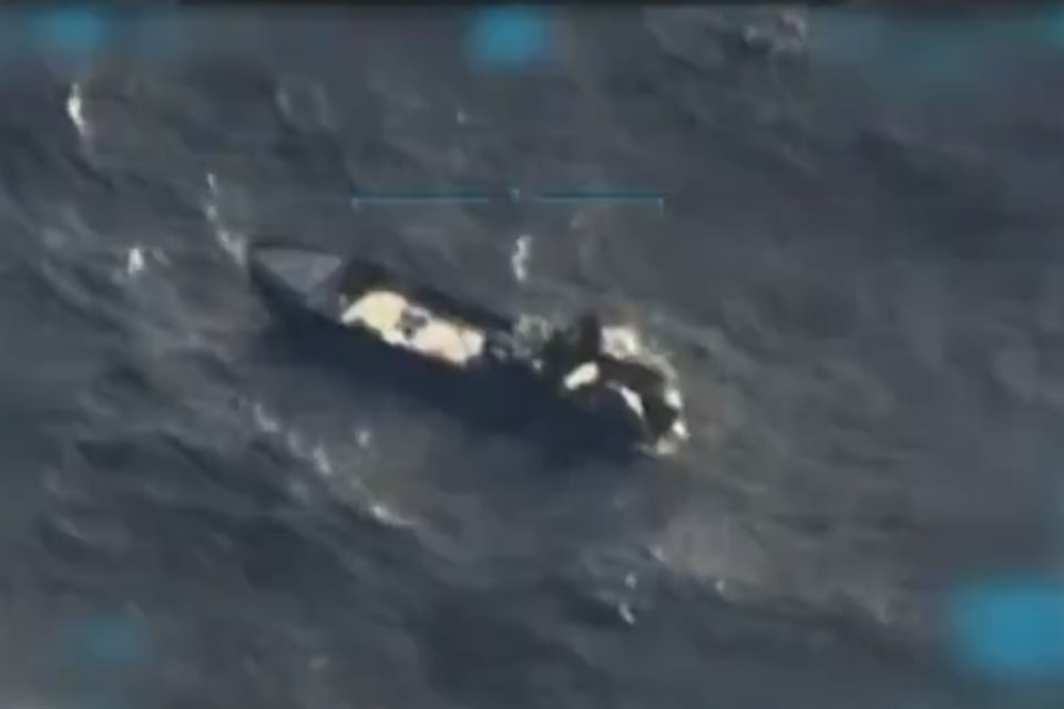 Fuerzas militares de EU atacaron a 'narcoterroristas venezolanos' en aguas internacionales y murieron 3 hombres, informó Trump.