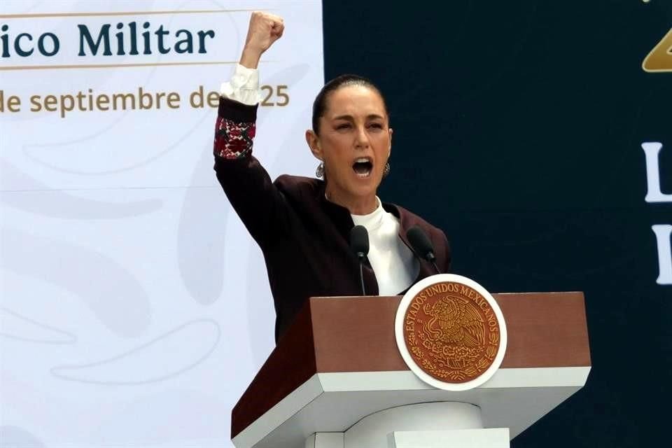 La Presidenta Sheinbaum en su mensaje en el Zócalo capitalino, previo al arranque del Desfile Cívico Militar por los 215 años de la Independencia de México.