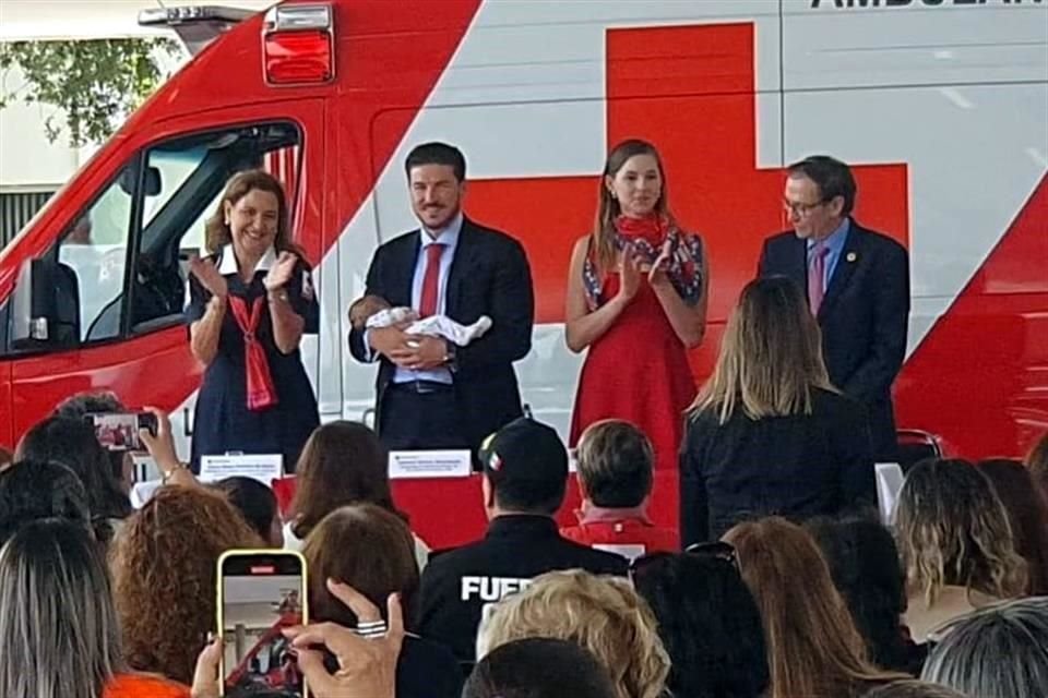  El Gobernador Samuel García fue al cierre de colecta de la Cruz Roja, donde inició su presión para avalar el Presupuesto. 