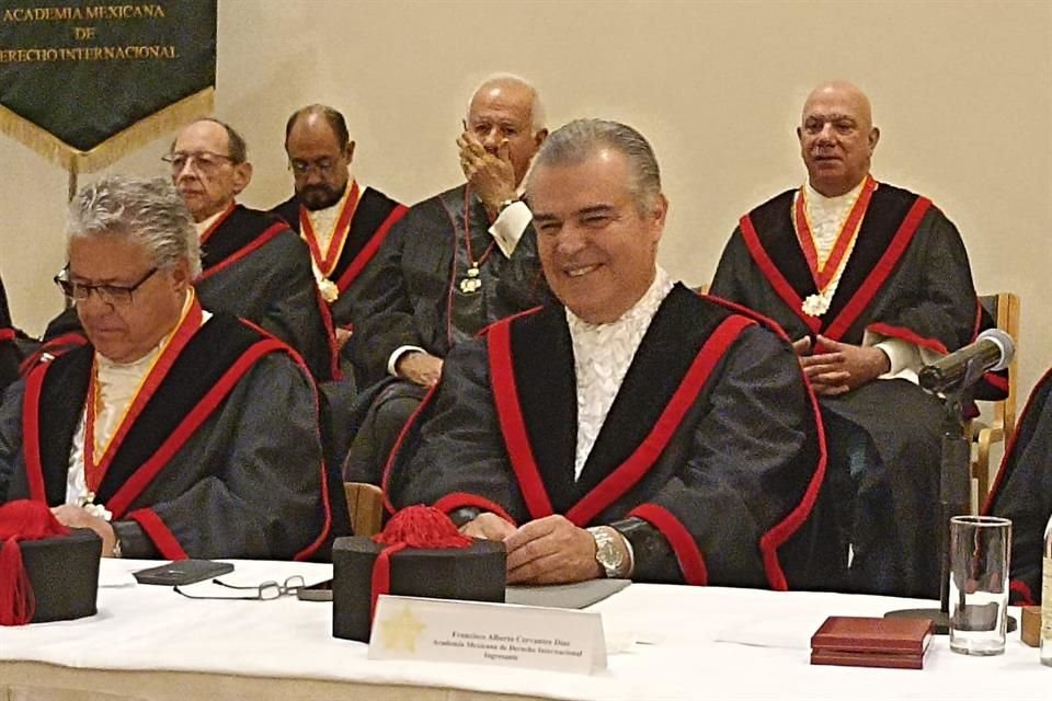 A Francisco Cervantes, presidente del CCE, se le dio la bienvenida ayer en la Academia Mexicana de Derecho Internacional.