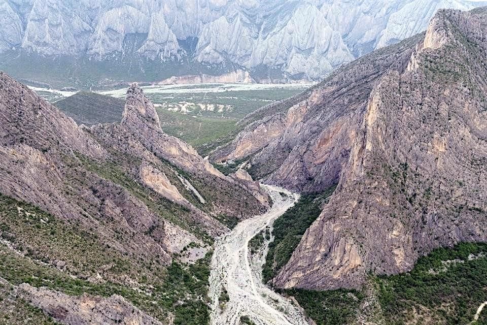 Desde el 3 de agosto, maquinaria pesada ha retirado arbustos y pequeños árboles para ampliar el camino a Guitarritas, en el Parque La Huasteca.