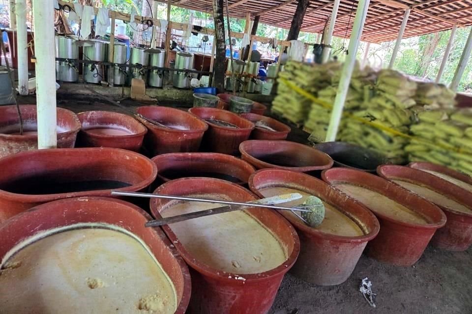 Resultado de una operación coordinada, un laboratorio de metanfetaminas fue desmantelado en Chiapas y una bodega con sustancias químicas fue asegurada en Guerrero por autoridades de seguridad.