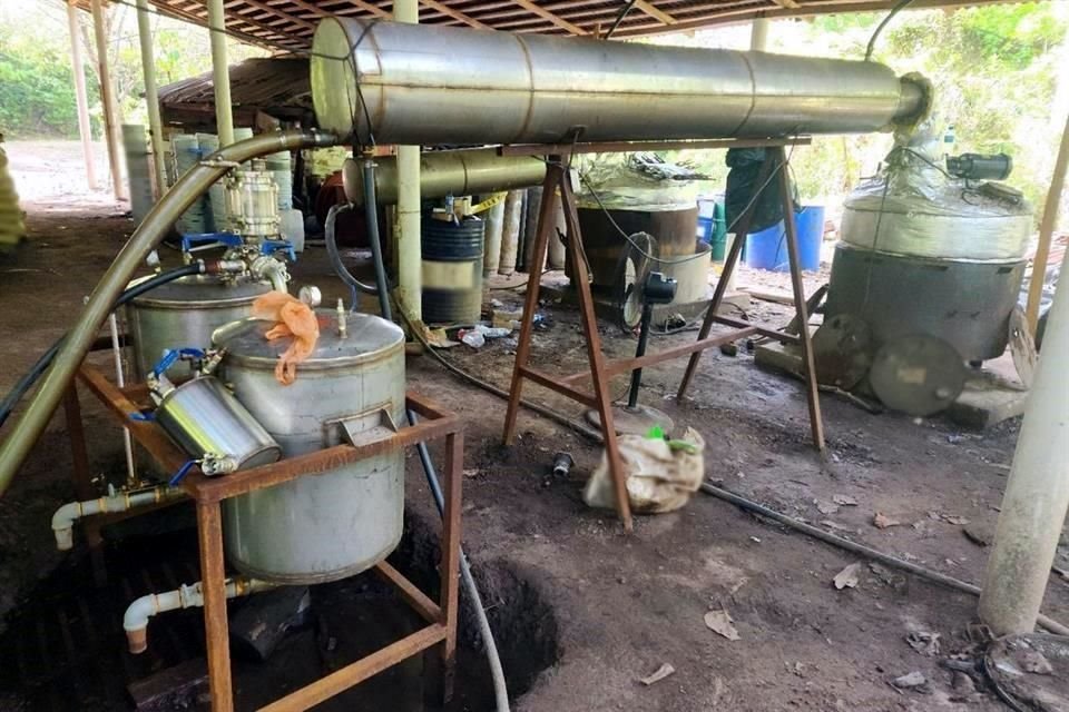 Resultado de una operación coordinada, un laboratorio de metanfetaminas fue desmantelado en Chiapas y una bodega con sustancias químicas fue asegurada en Guerrero por autoridades de seguridad.
