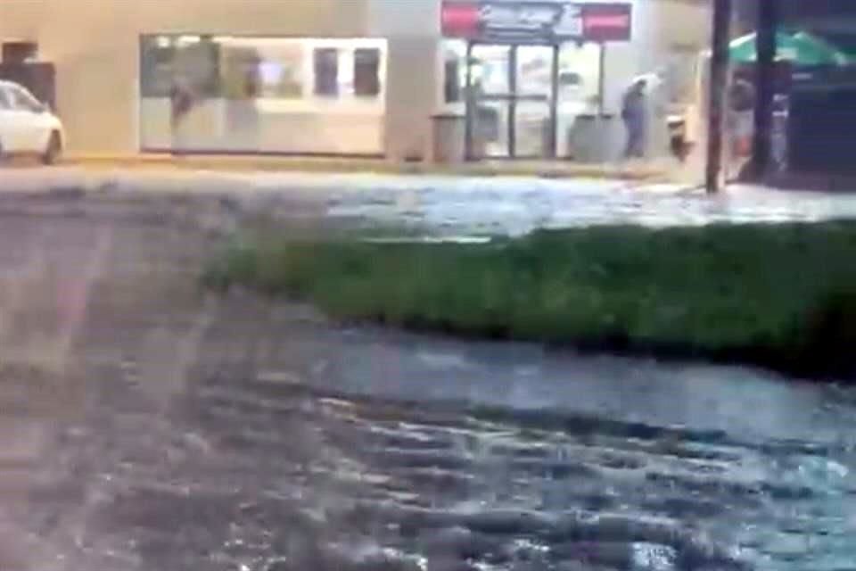  En la Colonia Santa Mónica, en Juárez, fueron cerradas calles por encharcamientos. 