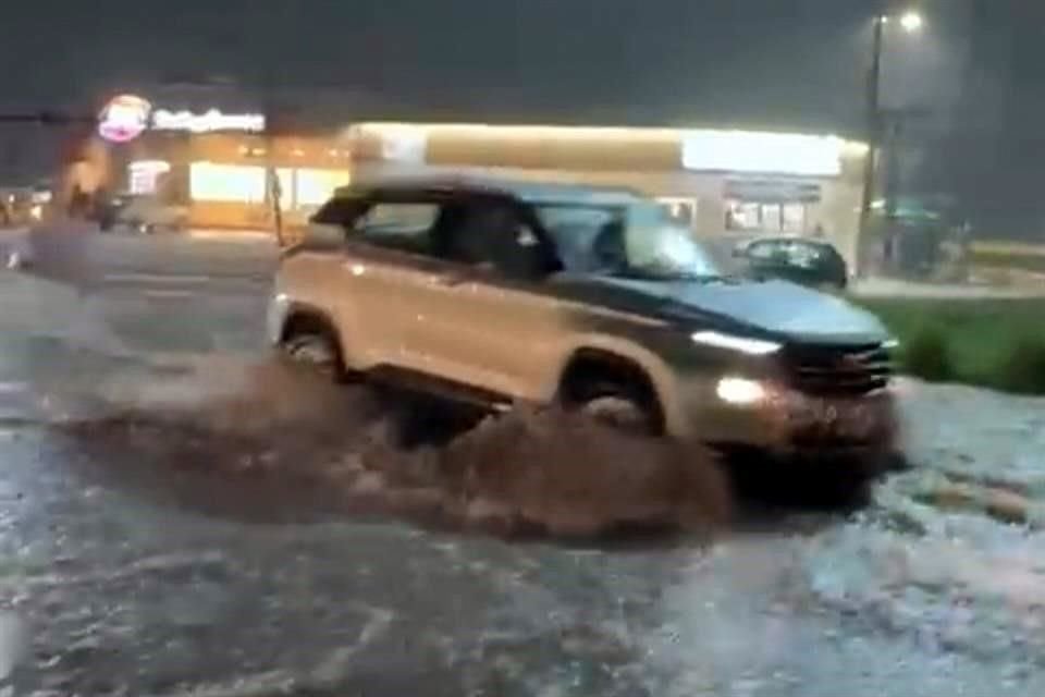  En la Colonia Santa Mónica, en Juárez, fueron cerradas calles por encharcamientos. 